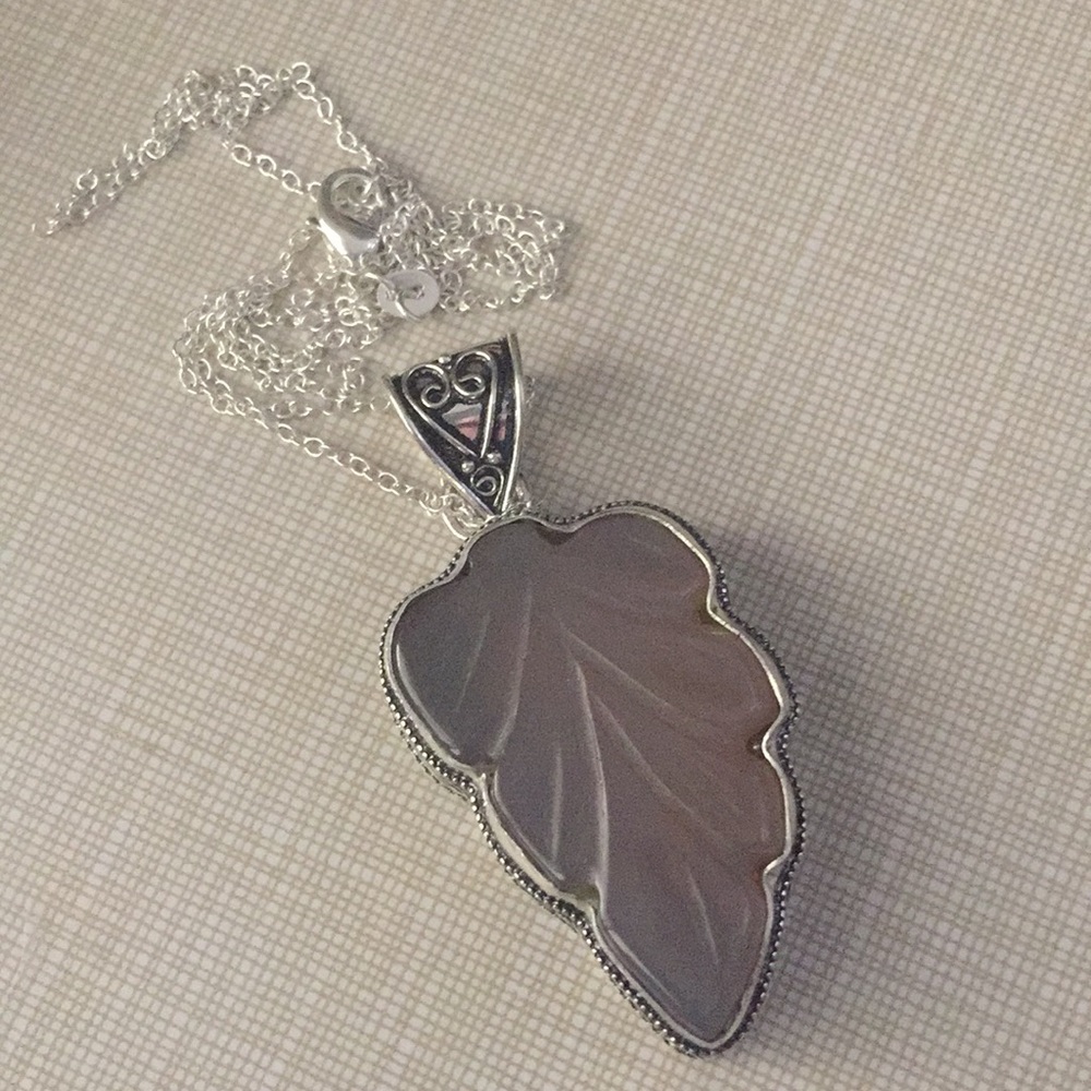 NEW Beautiful stylish classy carved Agate pendant